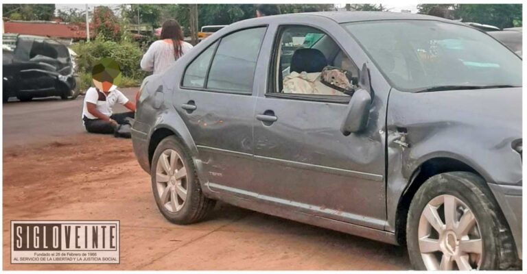 Joven estudiante del CECyTEM plantel Riva Palacio resulta lesionado por choque entre moto y Jetta