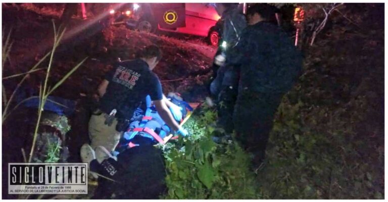 Menor sufre graves fracturas tras derrape en motocicleta en la carretera Zitácuaro-Tuzantla, cerca de Guanoro