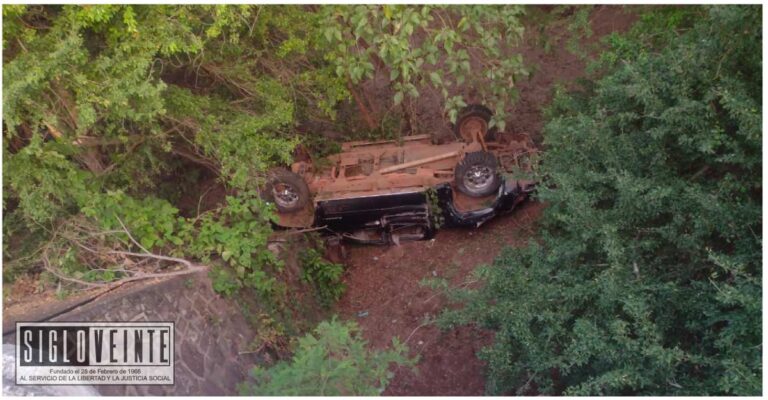 Por volcadura en la carretera Huetamo-Tiquicheo, el conductor de una camioneta pierde la vida