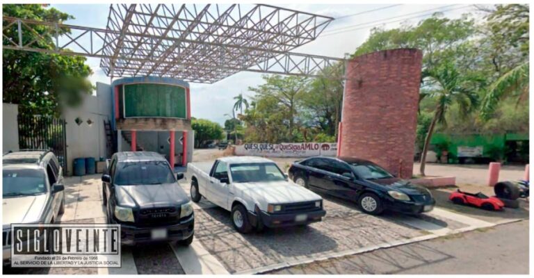 Sujetos armados roban tres vehículos en lote de vehículos de Apatzingán