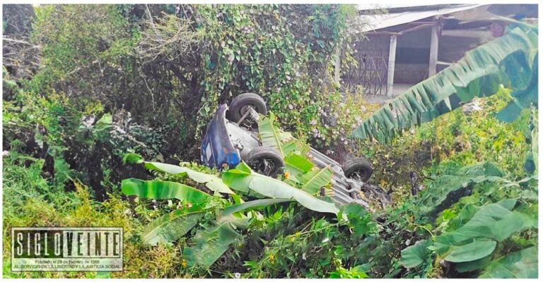 Volcadura en Riva Palacio deja lesionado al conductor de vehículo