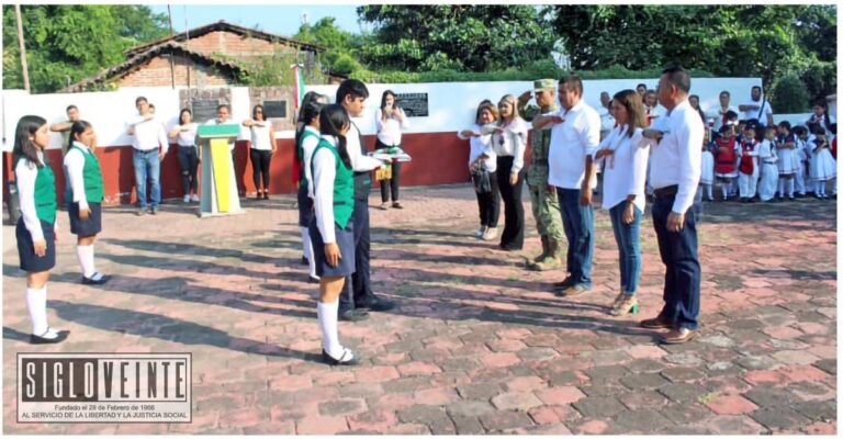 Alcalde de Zirándaro preside ceremonia de Incineración de la Bandera Nacional
