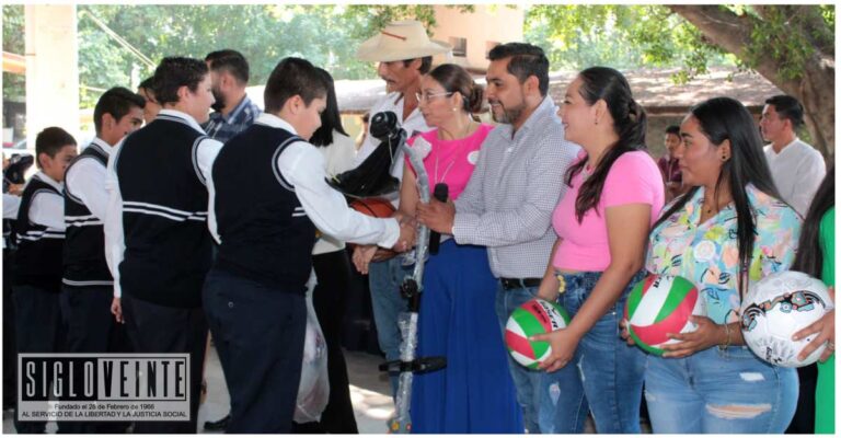 Asiste Fernando Ocampo a la celebración del 49º aniversario de la Escuela Secundaria Técnica No. 40 de Tuzantla