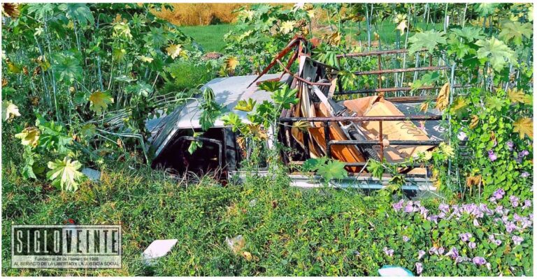 Camioneta se sale del camino en Apatzingán y termina en canal de aguas negras; conductor estaba ebrio