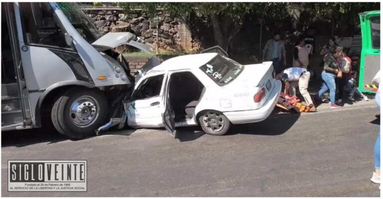 Cinco lesionados tras accidente entre camión de pasajeros y taxi en Uruapan