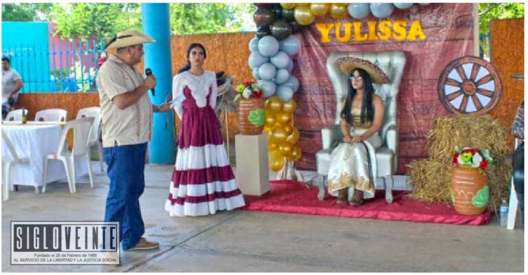 El Alcalde Jaime Torres corona a la nueva Reina de la Asociación de Charros de Zirándaro