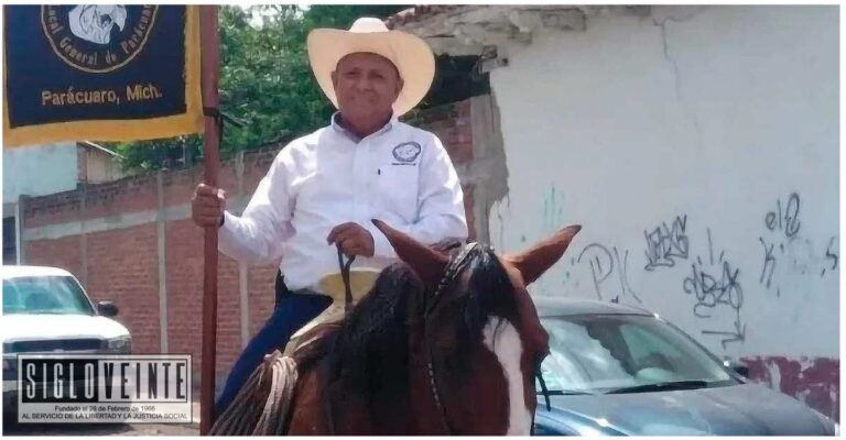 En Parácuaro, abuelito cae de caballo y muere aplastado por el animal en el Desfile de la Revolución Mexicana