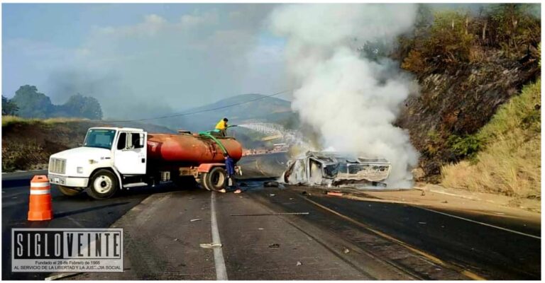 En la autopista Uruapan-Pátzcuaro chocan tráiler y camioneta deja siete personas calcinadas y una menor herida