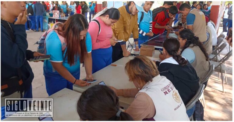 Entregan a estudiantes del Colegio de Bachilleres en Huetamo chips gratuitos con internet por parte de la Secretaría del Bienestar