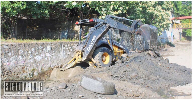 Para mejorar los servicios básicos, el gobierno municipal de Carácuaro impulsa obras de mejoramiento y rehabilitación del drenaje