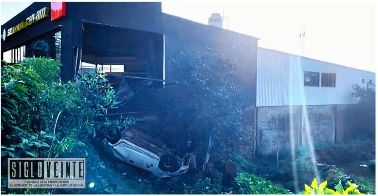 Taxi se vuelca y causa daños en agencia de motocicletas en Uruapan