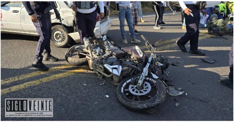 Trabajador de la construcción sufre accidente en motocicleta al chocar contra taxi en el Libramiento Norte