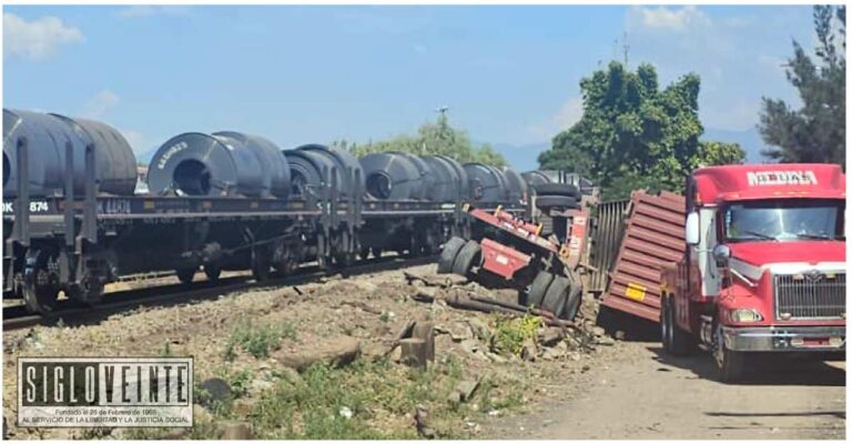 Tren embiste a tráiler doble remolque en Indaparapeo; sólo daños materiales