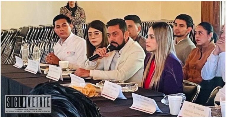 Alcalde de Carácuaro gestiona mejoras para el sector salud durante reunión regional en Pátzcuaro