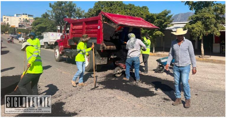 Alcaldía de Huetamo responde a la ciudadanía con trabajos de bacheo en calles y avenidas