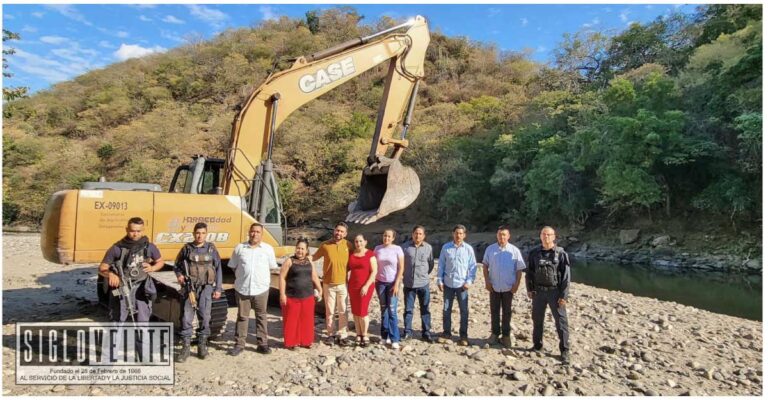 Ayuntamiento de Carácuaro recibe importante maquinaria para impulsar el desarrollo