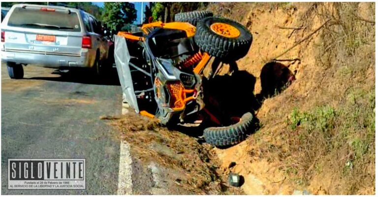 En la carretera Tancítaro-Apatzingán un adolescente pierde la vida y dos más resultan heridos al volcar en Razer