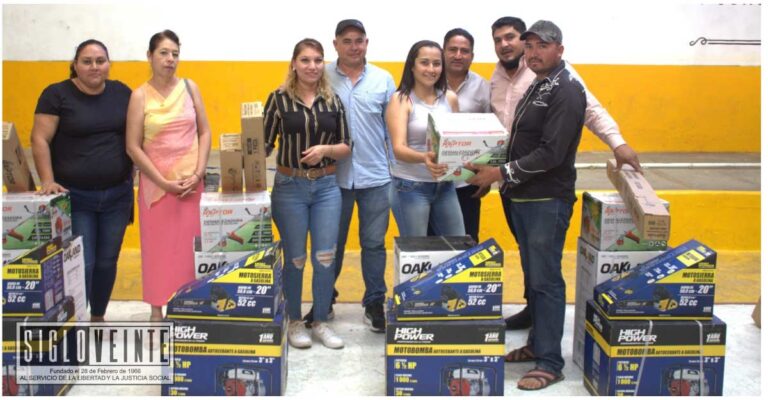 Entrega Hever Tentory 32 paquetes solidarios para el campo y la vivienda para las familias de Carácuaro