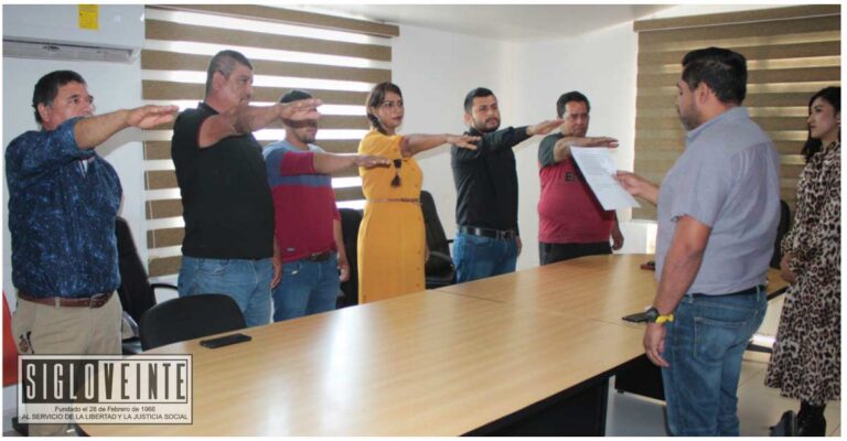 Fernando Ocampo toma protesta a los nuevos Jefes de Tenencia del municipio de Tuzantla