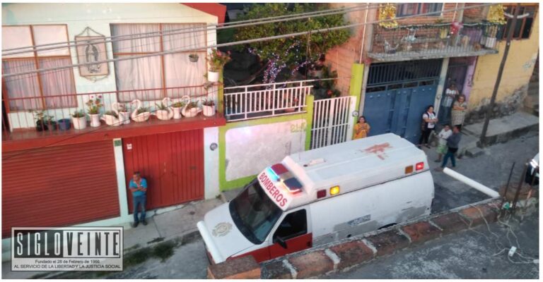 Hombre recibe descarga eléctrica mientras instalaba luces navideñas en Zitácuaro