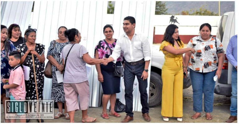 Más de mil láminas y apoyos alimentarios fueron entregados por el alcalde Pablo Varona en beneficio de las madres de Huetamo