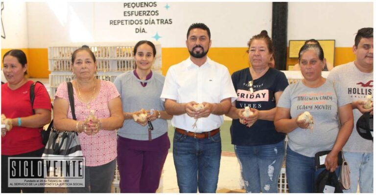 Para impulsar la autosuficiencia alimentaria, gobierno de Carácuaro entrega de paquetes avícolas