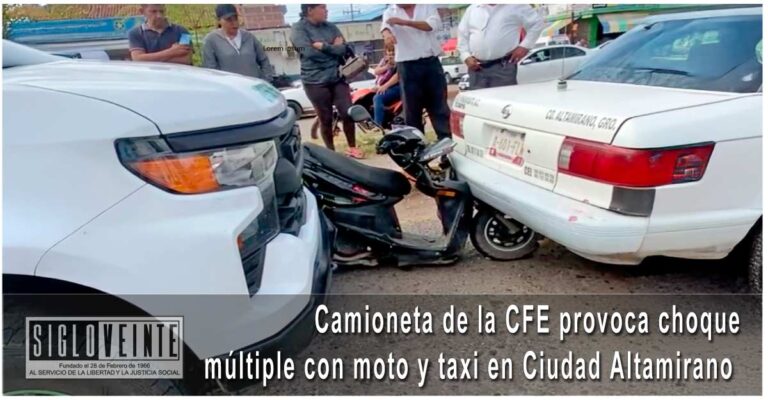 Camioneta de la CFE provoca choque múltiple con moto y taxi en Ciudad Altamirano
