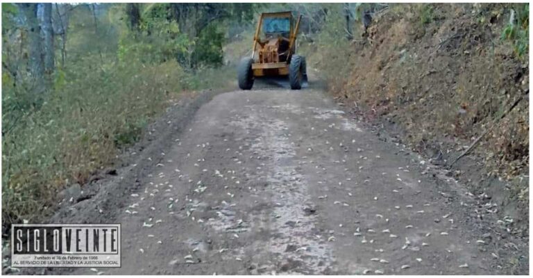 Con recursos propios, mejoramos los caminos rurales: Alcalde de Nocupétaro