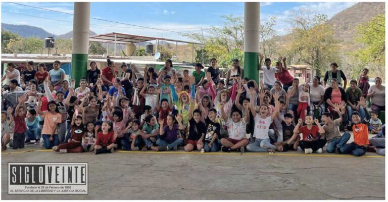 Gobierno de Carácuaro celebra y entrega juguetes por el Día de Reyes en las comunidades