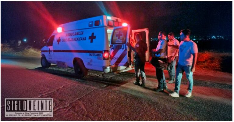 Joven familia resulta herida al caer de una motocicleta en el Libramiento de Huetamo