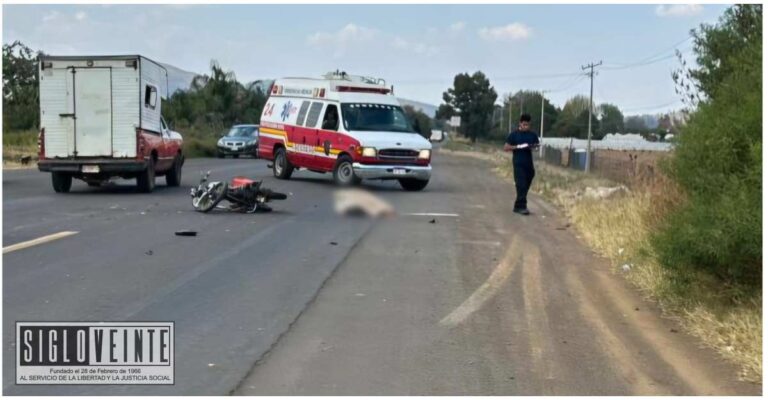 Motociclista pierde la vida tras chocar con camioneta en la carretera Tangancícuaro-Carapan