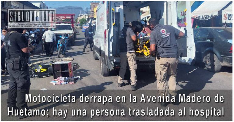 Motocicleta derrapa en la Avenida Madero de Huetamo; hay una persona trasladada al hospital