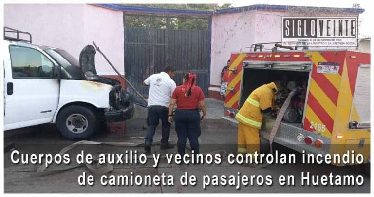 Cuerpos de auxilio y vecinos controlan incendio de camioneta de pasajeros en Huetamo