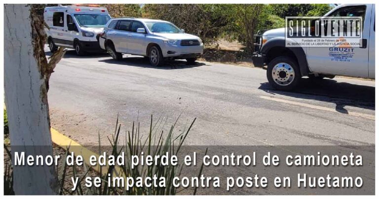 Menor de edad pierde el control de camioneta y se impacta contra poste en Huetamo