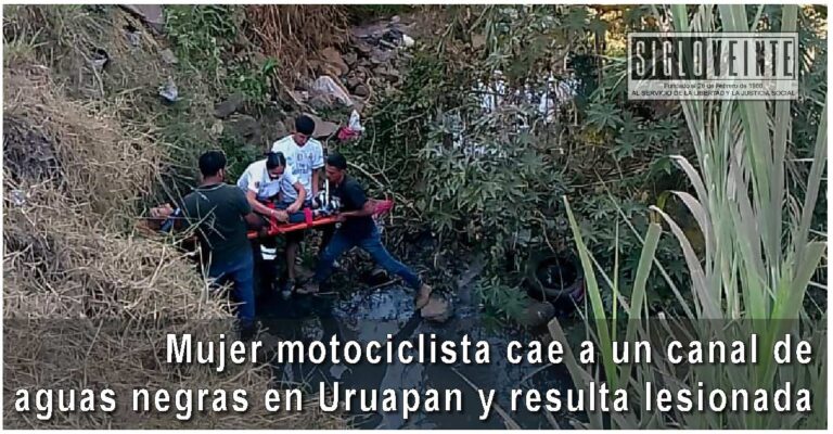 Mujer motociclista cae a un canal de aguas negras en Uruapan y resulta lesionada