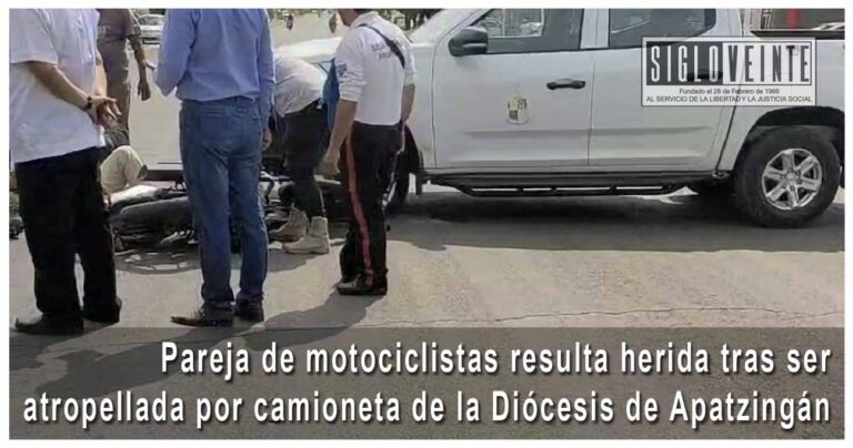 Pareja de motociclistas resulta herida tras ser atropellada por camioneta de la Diócesis de Apatzingán