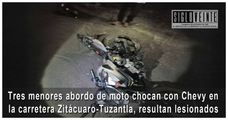 Tres menores abordo de moto chocan con Chevy en la carretera Zitácuaro-Tuzantla, resultan lesionados
