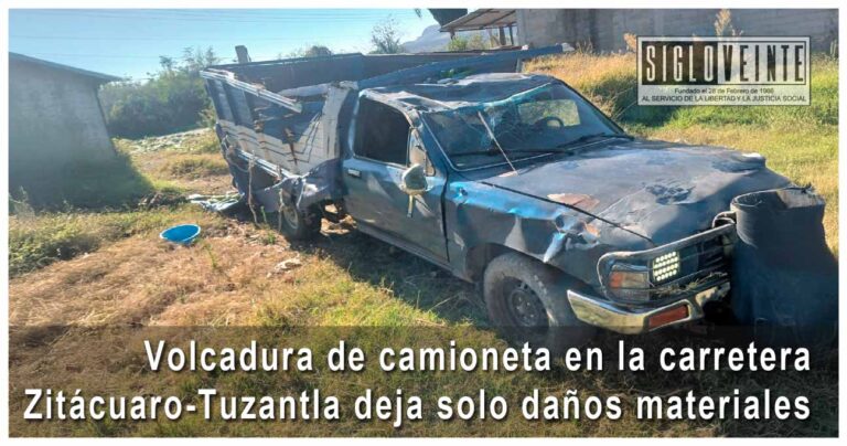 Volcadura de camioneta en la carretera Zitácuaro-Tuzantla deja solo daños materiales