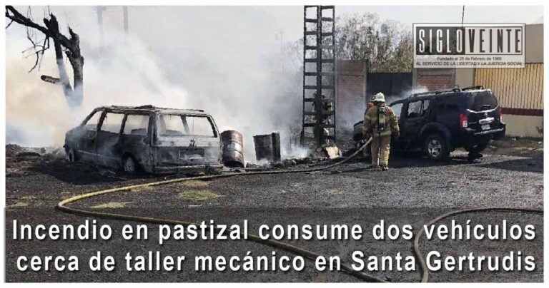 Incendio en pastizal consume dos vehículos cerca de taller mecánico en Santa Gertrudis