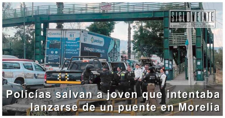 Policías salvan a joven que intentaba lanzarse de un puente en Morelia