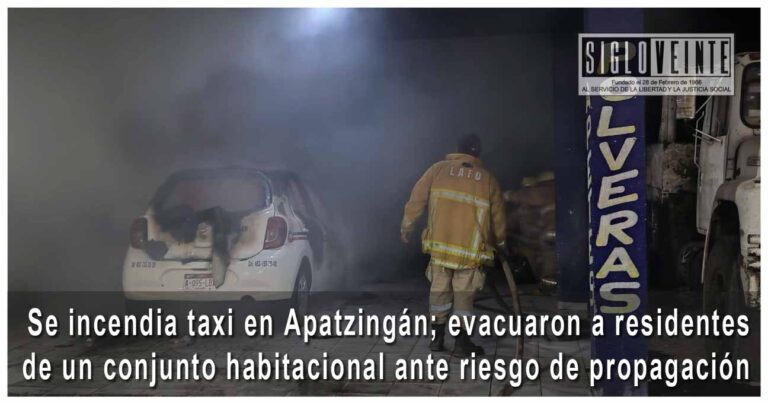 Se incendia taxi en Apatzingán; evacuaron a residentes de un conjunto habitacional ante riesgo de propagación