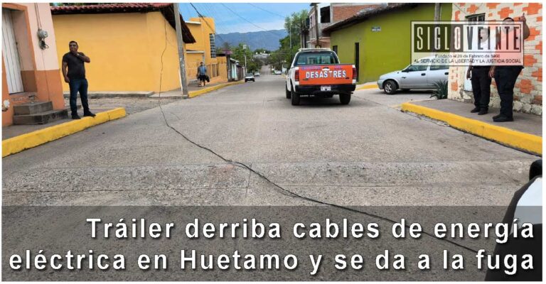 Tráiler derriba cables de energía eléctrica en Huetamo y se da a la fuga