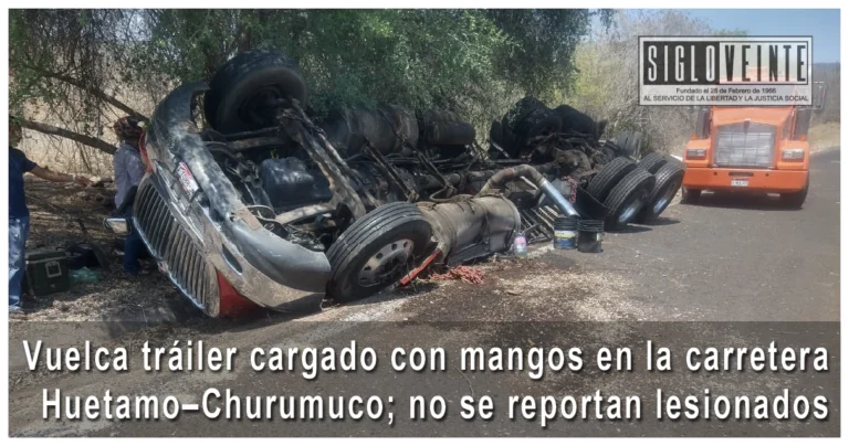 Vuelca tráiler cargado con mangos en la carretera Huetamo a Churumuco; no se reportan lesionados