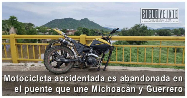 Motocicleta accidentada es abandonada en el puente que une Michoacán y Guerrero