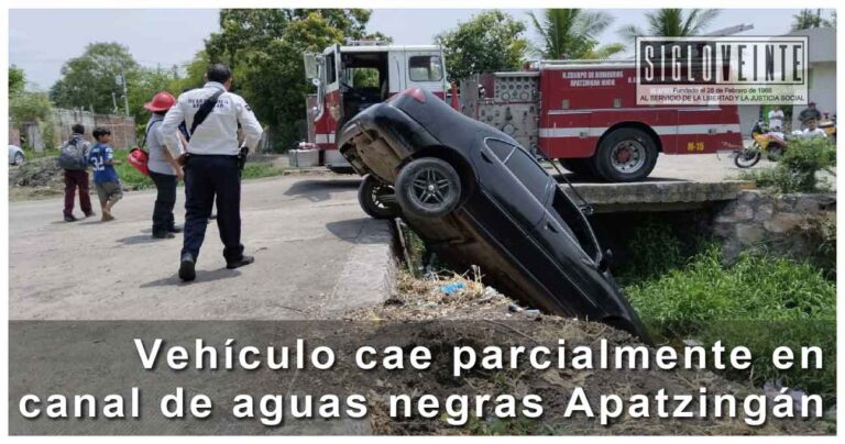 Vehículo cae parcialmente en canal de aguas negras Apatzingán