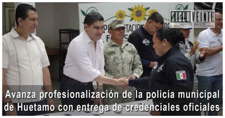 Avanza profesionalización de la policía municipal de Huetamo con entrega de credenciales oficiales