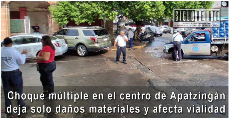 Choque múltiple en el centro de Apatzingán deja solo daños materiales y afecta vialidad