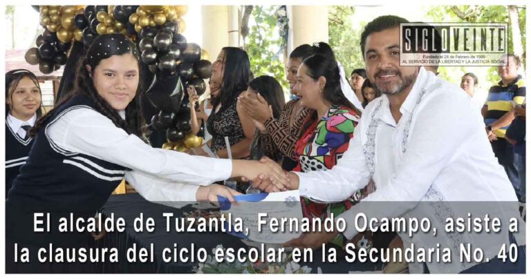 El alcalde de Tuzantla, Fernando Ocampo, asiste a la clausura del ciclo escolar en la Secundaria No. 40