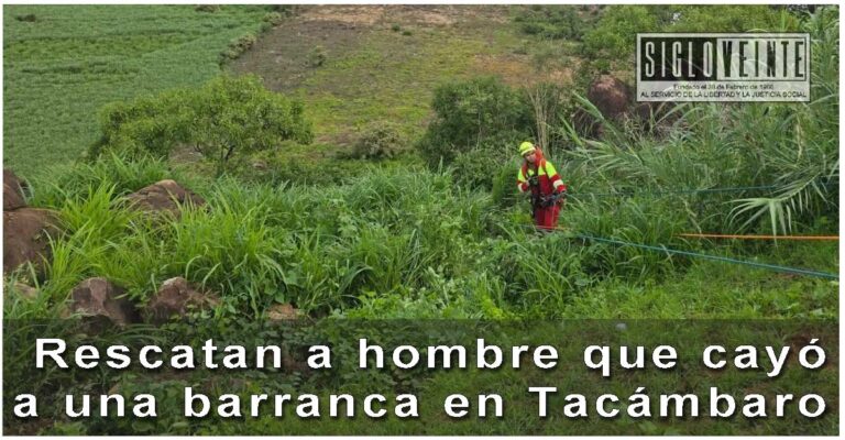 Rescatan a hombre que cayó a una barranca en Tacámbaro