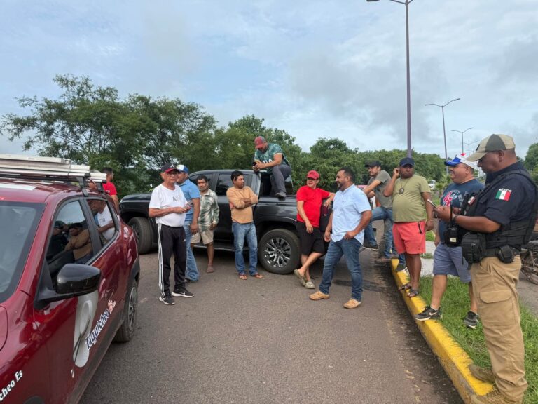 Habitantes de Tiquicheo bloquean en estos momentos la carretera federal en protesta contra la CFE